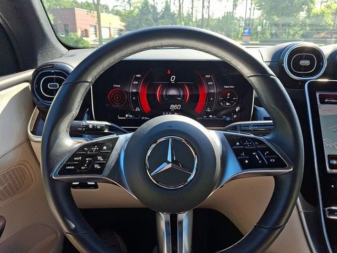 Used 2025 Mercedes-Benz GLC 350e 4MATIC image 18
