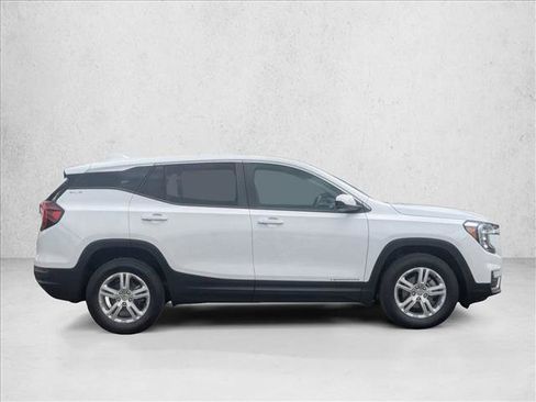Used 2024 GMC Terrain SLE image 4