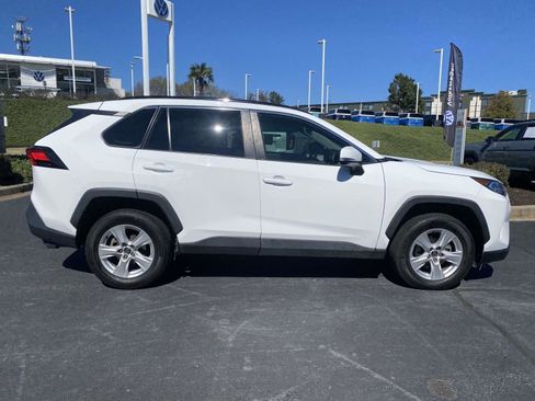 Used 2021 Toyota RAV4 XLE w/ Convenience Package FWD image 8