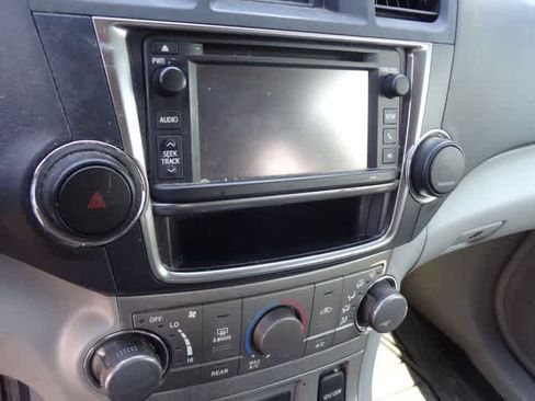 Used 2013 Toyota Highlander SE FWD image 13