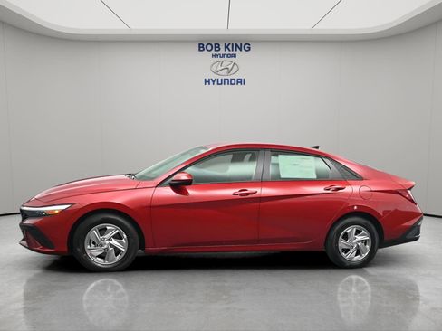 New 2026 Hyundai Elantra SE FWD image 3