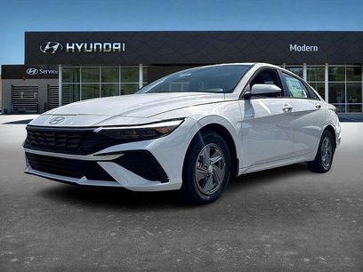 New 2025 Hyundai Elantra SE