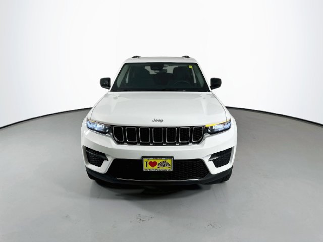Used 2023 Jeep Grand Cherokee Laredo X AWD/4WD image 4