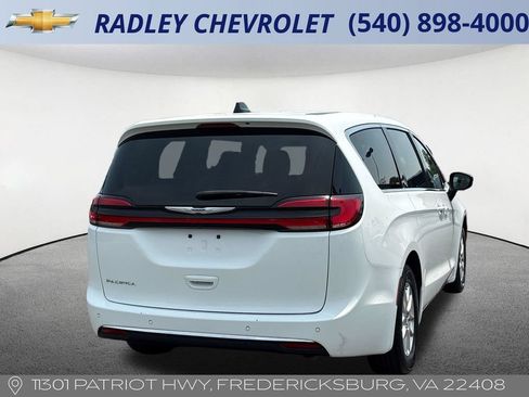 Used 2024 Chrysler Pacifica Touring-L FWD image 19