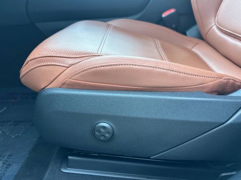 Used 2025 Mercedes-Benz GLC 350e 4MATIC image 14