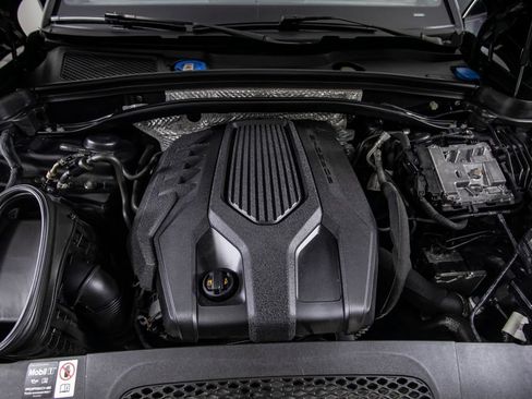 Used 2025 Porsche Macan AWD/4WD image 46