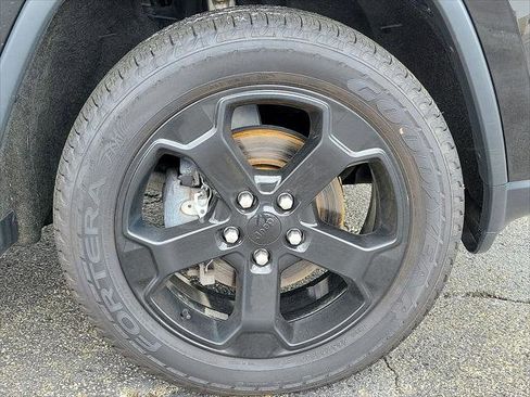 Used 2019 Jeep Grand Cherokee Laredo AWD/4WD image 27