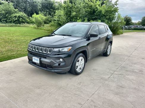 Used 2022 Jeep Compass Latitude FWD image 2