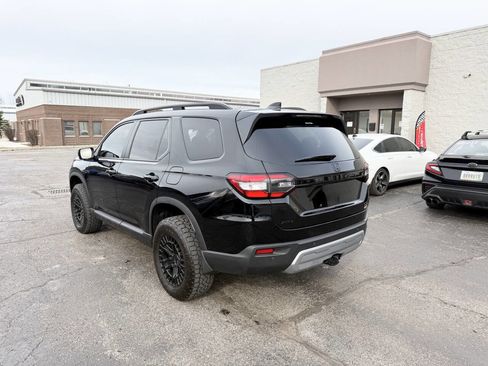 Used 2025 Honda Pilot TrailSport image 9