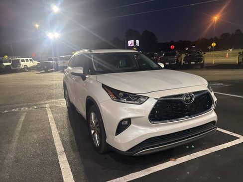 Used 2022 Toyota Highlander Platinum image 5