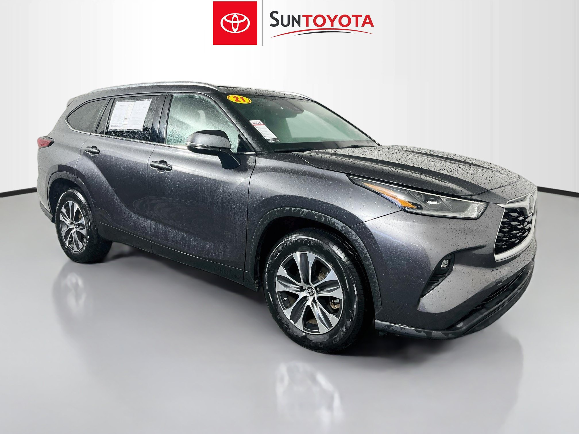 Used 2021 Toyota Highlander XLE FWD image 1