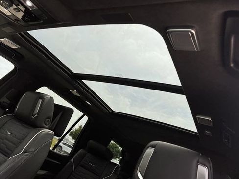New 2026 Cadillac Escalade V w/ LPO, ONYX Package AWD/4WD image 19