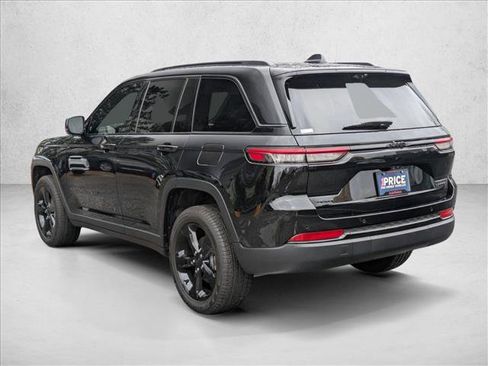 Used 2025 Jeep Grand Cherokee Limited w/ Luxury Tech Group II image 7