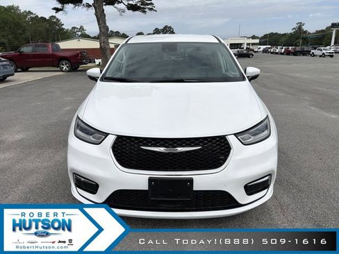 Used 2023 Chrysler Pacifica Touring-L FWD image 3