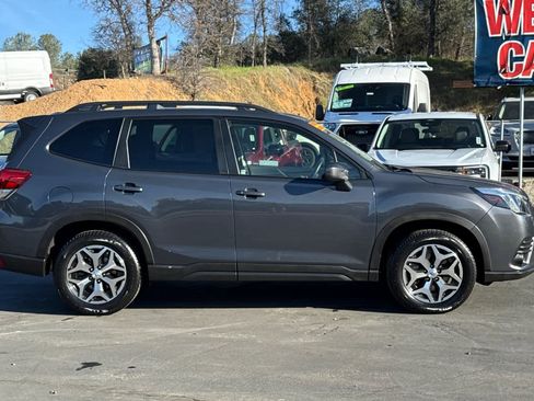Used 2023 Subaru Forester Premium image 2