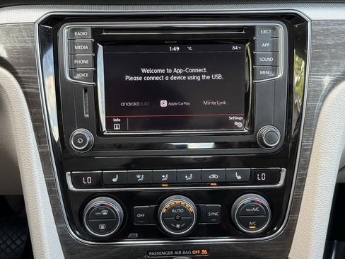 Used 2018 Volkswagen Passat 2.0T SE image 32