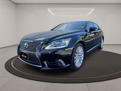 Used 2013 Lexus LS 460 w/ Comfort Pkg RWD image 2