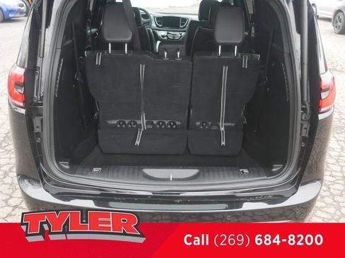 Used 2025 Chrysler Pacifica Limited FWD image 16
