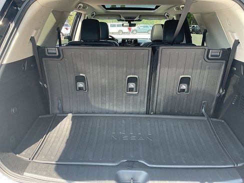 Used 2024 Nissan Pathfinder Platinum FWD image 18