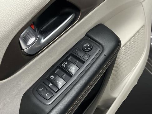 Used 2018 Chrysler Pacifica L FWD image 23