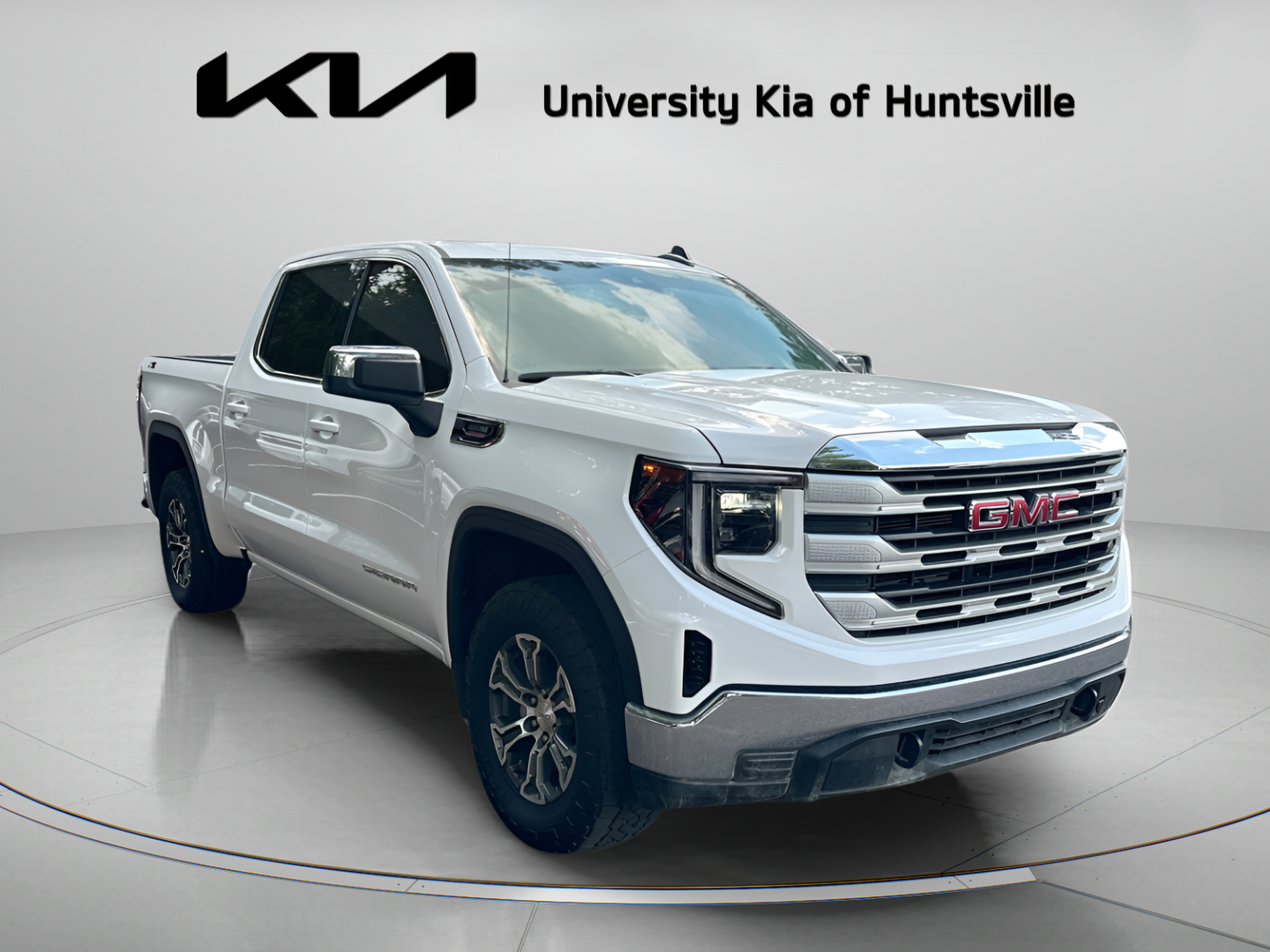 Used 2024 GMC Sierra 1500 SLE w/ Preferred Package AWD/4WD image 2