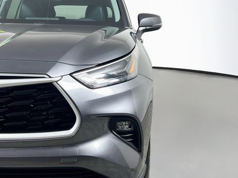 Used 2024 Toyota Highlander XLE FWD image 12