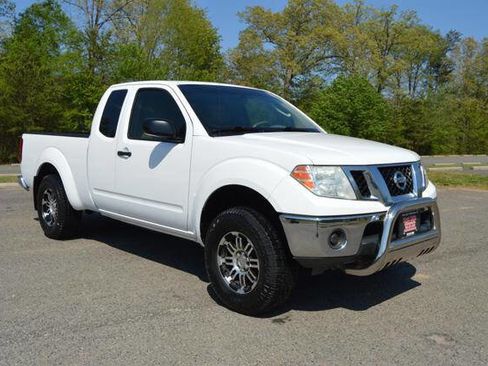 Used 2010 Nissan Frontier SE AWD/4WD image 3