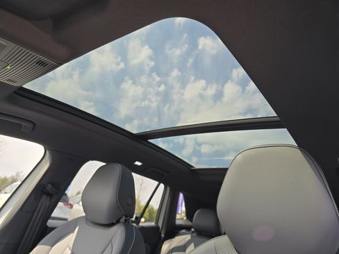 Certified 2025 Volkswagen Tiguan SE R-Line image 3