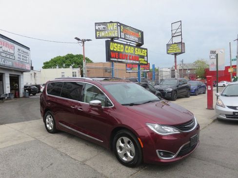 Used 2018 Chrysler Pacifica Limited w/ Advanced Safetytec Group FWD image 3