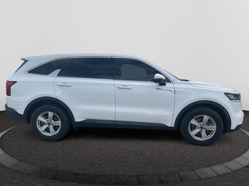 Used 2023 Kia Sorento LX image 4