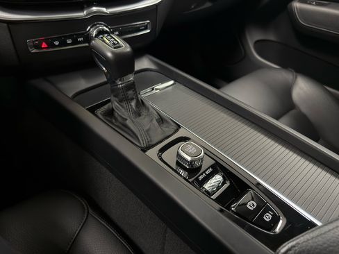 Used 2018 Volvo XC60 T5 Momentum w/ Convenience Package image 24