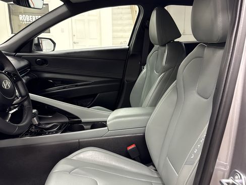 Used 2025 Hyundai Elantra Limited image 4