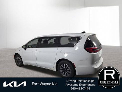 Used 2024 Chrysler Pacifica Limited FWD image 10