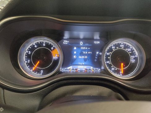 Used 2020 Jeep Cherokee Limited w/ Luxury Group FWD image 23