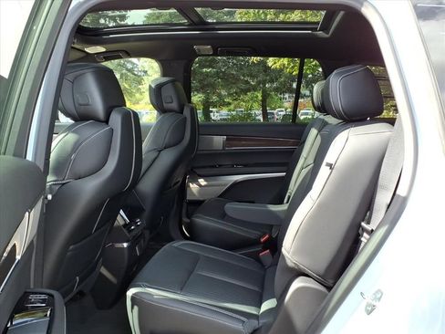 New 2026 Cadillac Vistiq Sport w/ LPO, Floor Liner Package AWD/4WD image 9
