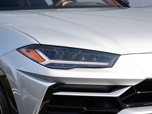 Used 2022 Lamborghini Urus image 11