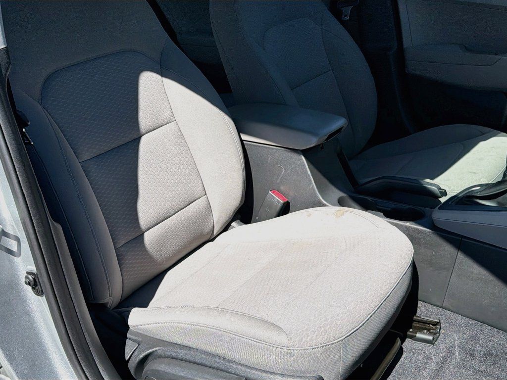 Used 2020 Hyundai Elantra SE FWD image 23