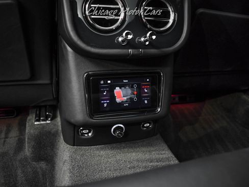 Used 2021 Bentley Bentayga AWD/4WD image 32