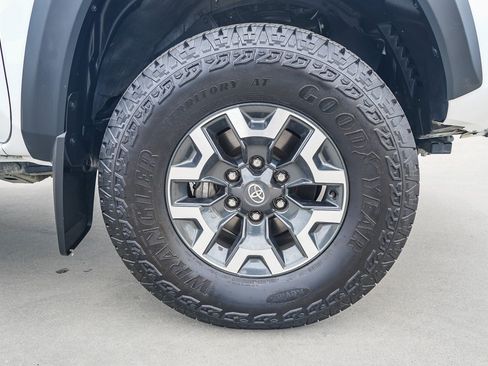 Certified 2023 Toyota Tacoma TRD Off-Road AWD/4WD image 10