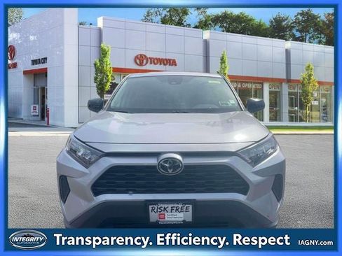 Used 2022 Toyota RAV4 LE AWD/4WD image 2