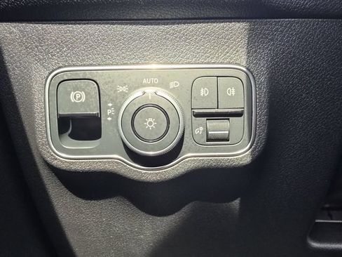 Used 2025 Mercedes-Benz GLB 250 image 10