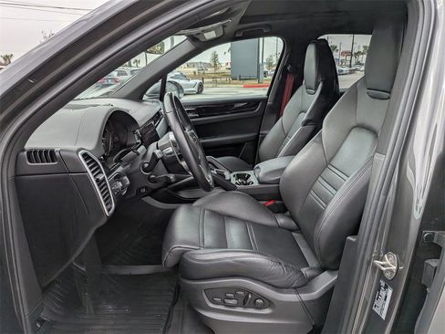 Used 2022 Porsche Cayenne Platinum Edition image 12