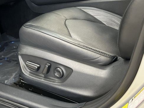 Used 2022 Toyota Avalon Limited image 12