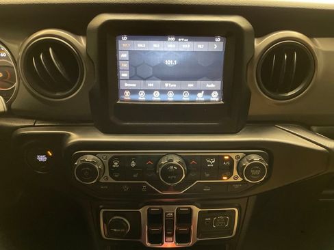 Used 2023 Jeep Gladiator Sport AWD/4WD image 15