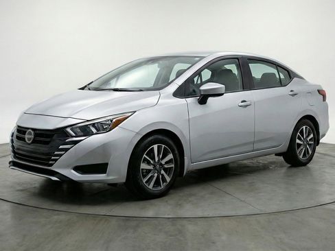 Used 2025 Nissan Versa SV image 3