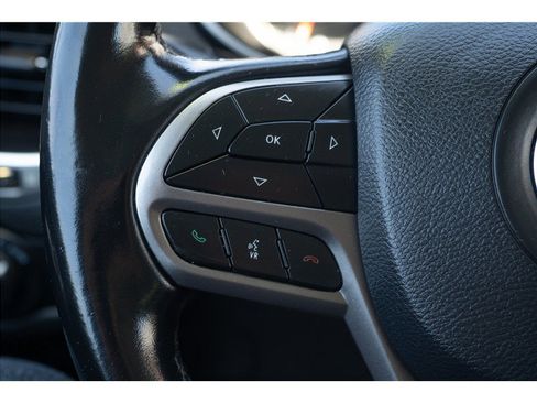 Used 2021 Jeep Cherokee Latitude Lux w/ Mopar Interior Package AWD/4WD image 4