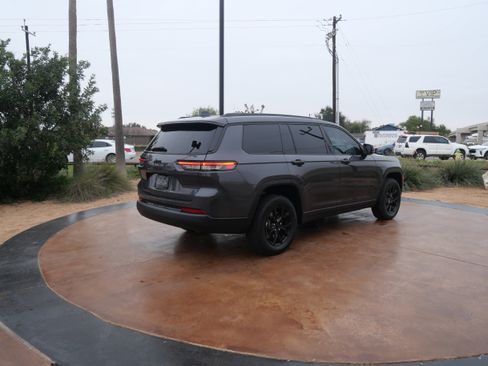 Used 2025 Jeep Grand Cherokee L Altitude image 2