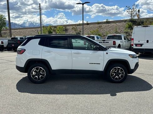 Used 2025 Jeep Compass Trailhawk AWD/4WD image 9