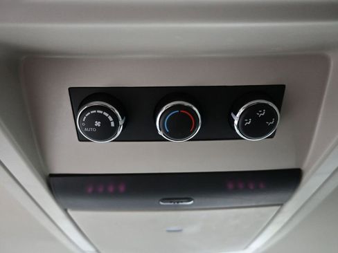 Used 2013 Chrysler Town & Country Touring-L w/ Driver Convenience Group FWD image 29