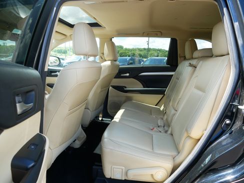 Used 2015 Toyota Highlander XLE AWD/4WD image 16